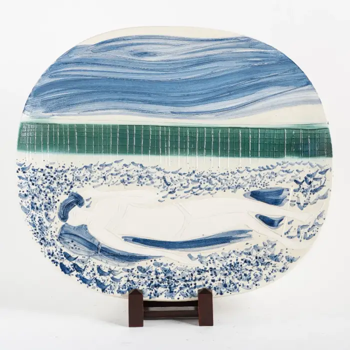 IKO0077-BRA -Ceramic Vallauris-500x440x32- Au bord de la piscine 16-50-André BRASILIER-HD 2.webp